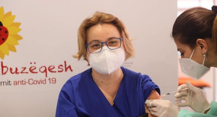 BILANCI I VAKSINIMIT NË SHQIPËRI/ 869 doza të kryera për mjekët e infermierët në vijën e parë