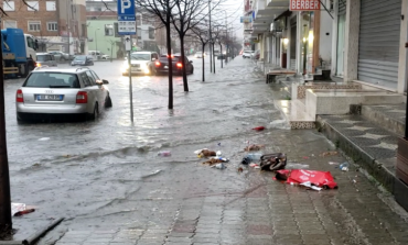 MOTI I KEQ/ Përmbyten disa rrugë në Vlorë, pezullohen lundrimet