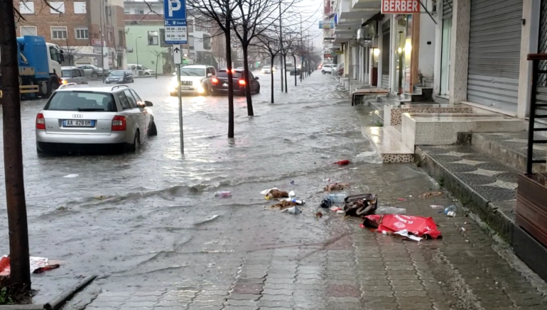 MOTI I KEQ/ Përmbyten disa rrugë në Vlorë, pezullohen lundrimet