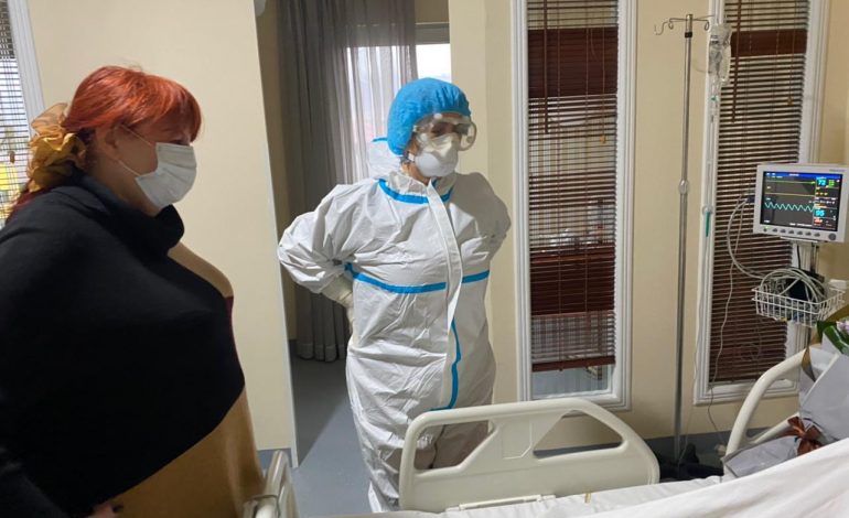 KREU I ORGANIZATËS KOMBËTARË TË VETERANËVE I INFEKTUAR ME COVID/ Doktoreshë Najada Çomo dhe deputeti Braho e vizitojnë nga afër