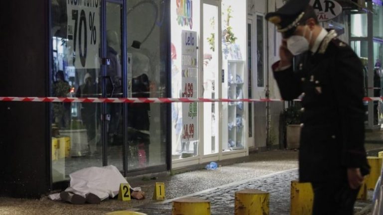 PAMJE TË RËNDA/ Momenti i ekzekutimit të anëtarit famëkeq të “Camorra-s”, trupi i viktimës i shtrirë në tokë (VIDEO)