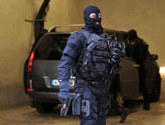 POLICIA “BLINDON” ELBASANIN/ RENEA dhe Forcat Shqiponja rrethojnë një banesë, dyshohet se brenda saj ka…