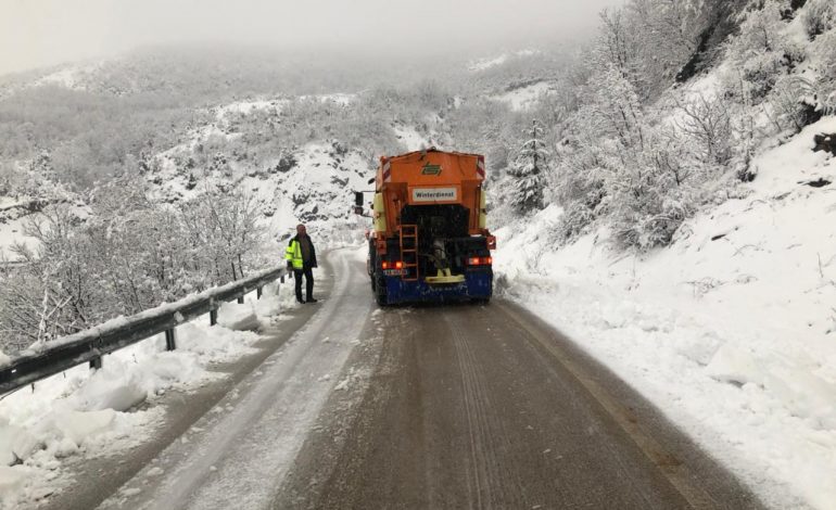 RRESHJE DËBORE/ Ja si paraqitet situata në Kukës. Pamjet nga pastrimi i rrugëve në Tropojë