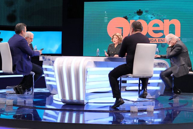 “PLAS” DEBATI NË STUDIO/ Babaramo përplaset me Ngjelën: Po flet si fëmijë tre vjeç, s’të vjen turp