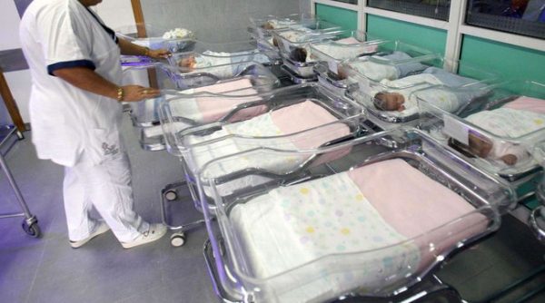 KORONAVIRUSI/ Dy nënat e reja italiane marrin vaksinat ndaj COVID-19, dy vajzat lindin me antitrupa