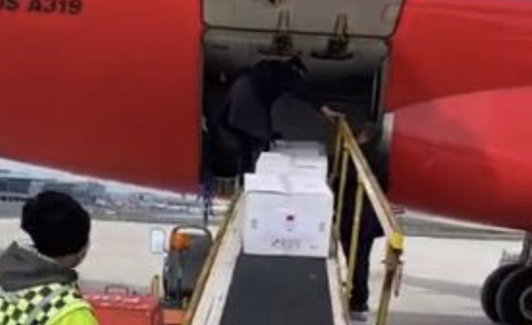 LAJM I MIRË/ Avionët me vaksinat anti-Covid nisen drejt aeroportit “Nënë Tereza” (VIDEO)