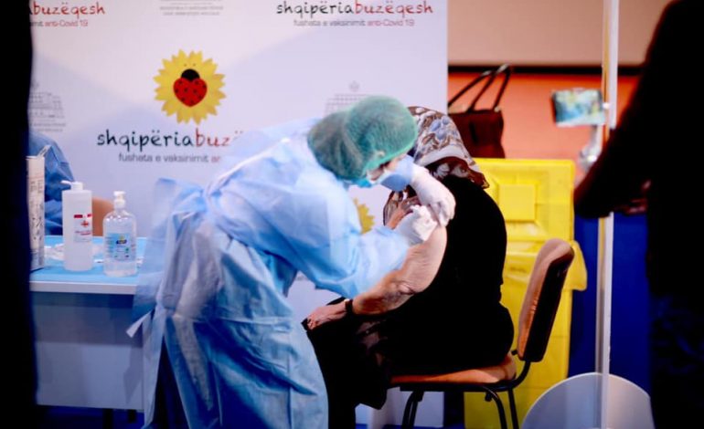 “DITË TË BUZËQESHUR”/ Rama nxjerr FOTOT e të moshuarve që morën dozën e parë të vaksinës anti-Covid