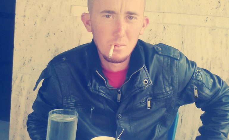 E RËNDË/ Djali godet me shkop në kokë babanë, vdes në vend 52 vjeçari në Fier