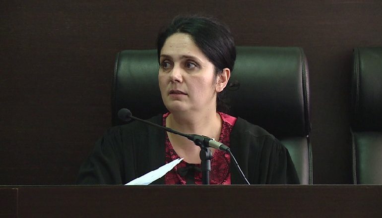 KËRKOJNË NDRYSHIMIN E MASËS SË SIGURISË/ Nis seanca gjyqësore për gjyqtaren Enkelejda Hoxha dhe mjekun Edvin Prifti