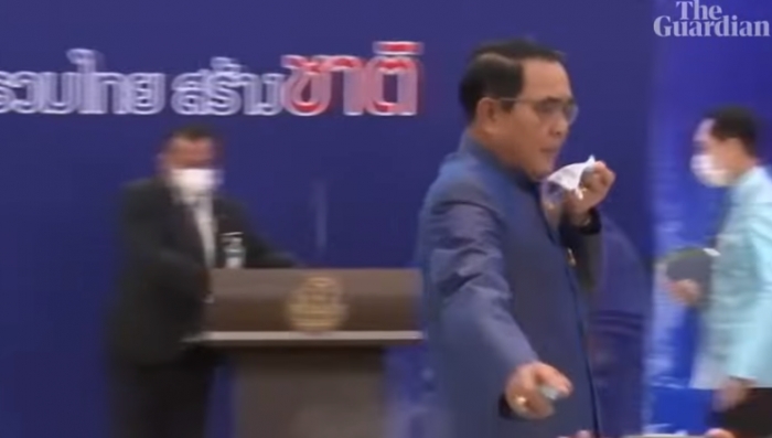 VIDEOLAJM/ Kryeministër si ky s’keni parë asnjëherë, mbaron konferencën dhe spërkat gazetarët me…