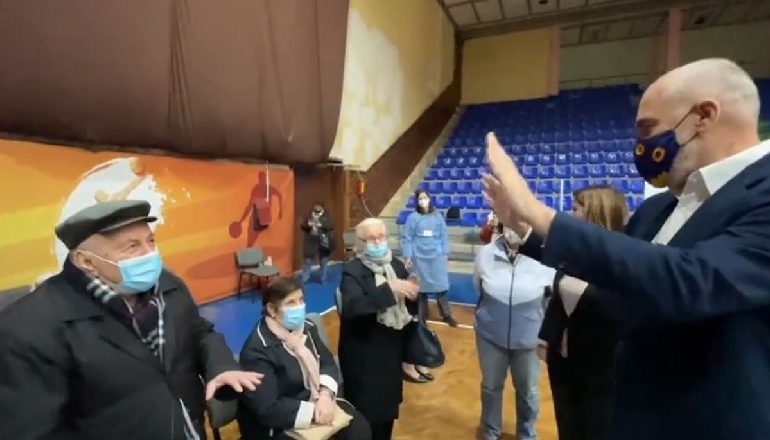 VAKSINIMI I GJYSHËRVE DHE GJYSHEVE MBI 80-VJEÇ/ Bino: Ka më shumë burra se gra! Rama: Se ne jemi më të trembur