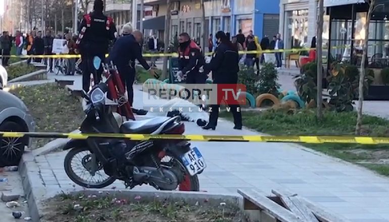 VRITET ME BRESHËRI KALLASHNIKOVI NJË PERSON NË VLORË/ Autori zbriti nga makina me xhama të zinj dhe e qëlloi (VIDEO)
