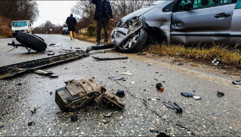 AKSIDENT TRAGJIK KODËR-KASHAR/ Makina del nga rruga, vdesin 3 pasagjerët! Shoferi në spital (EMRAT)