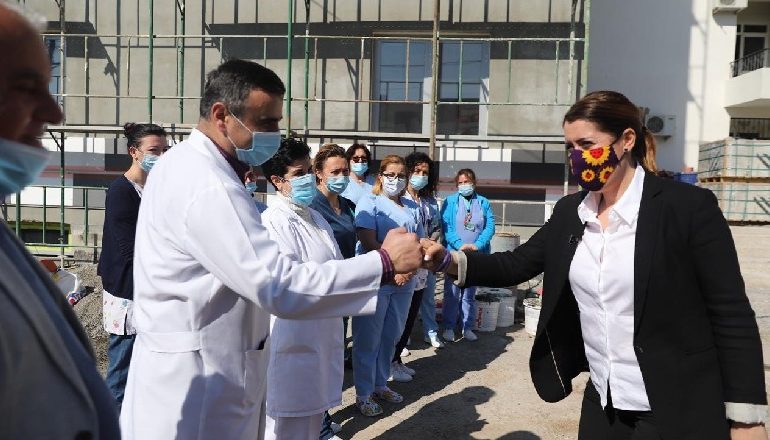 INSPEKTON PUNIMET NË MATERNITETIN E RI NË LEZHË/ Manastirliu: Po ndërtojmë 4 të tjerë, mbi 72 mijë familje janë mbështetur…
