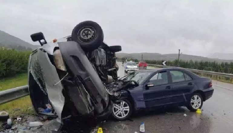 AKSIDENT TRAGJIK/ Përplasen 3 makina në Rrogozhinë, humb jetën shoferi, 3 të tjerë të plagosur