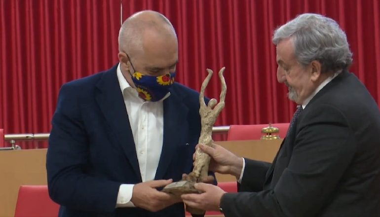 “TË KAM NDJERË GJITHMONË AFËR…”/ Guvernatori i Puglia-s i jep Çmimin ‘Rrënja e Puglia-s’ kryeministrit Edi Rama