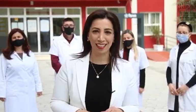 FESTA E 7 MARSIT/ Ministrja Kushi uron arsimtarët: Çdo mësues është një hero që të merr…