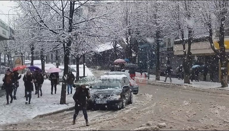 RIKTHEHEN RRESHJET E DENDURA TË DËBORËS NË KUKËS/ Krijohet vështirësi në qarkullimin e mjeteve (VIDEO)