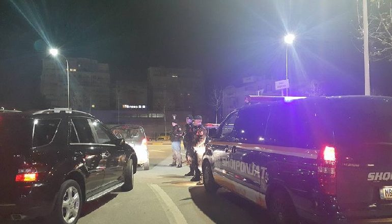E FUNDIT/ Shpërthen një makinë te Komuna e Parisit në Tiranë, ishte e parkuar brenda qendrës tregtare