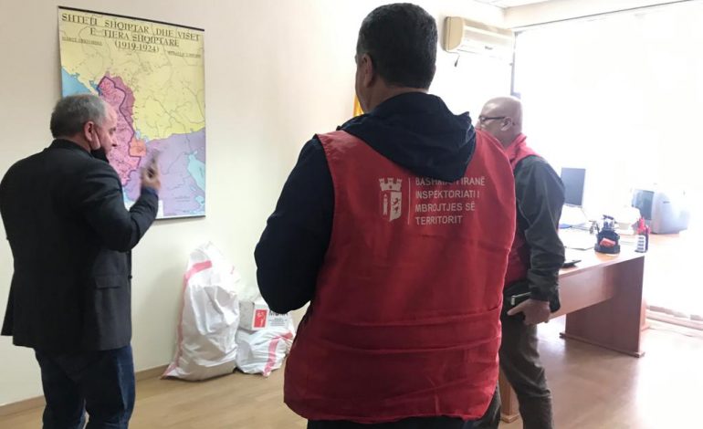 FOTOT FLASIN VETË/ Si i liruan qetësisht ambientet në pronësi të bashkisë partia e Paskal Milos dhe e Ekrem Spahisë