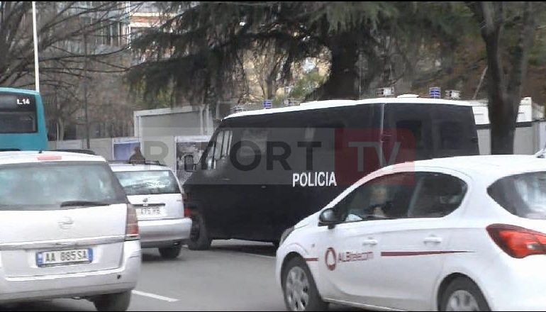 NDËRPRITEN KËRKIMET/ Renea dhe autori i vrasjes së Behar Sofisë largohen nga Lana pa armën e krimit. Pistoleta nuk ishte me…
