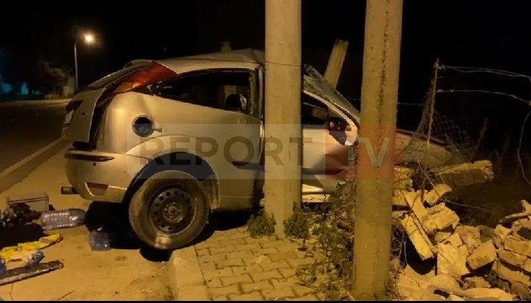 AKSIDENT NË ELBASAN/ Makina humb kontrollin dhe përplaset me shtyllën, dy të plagosurit…