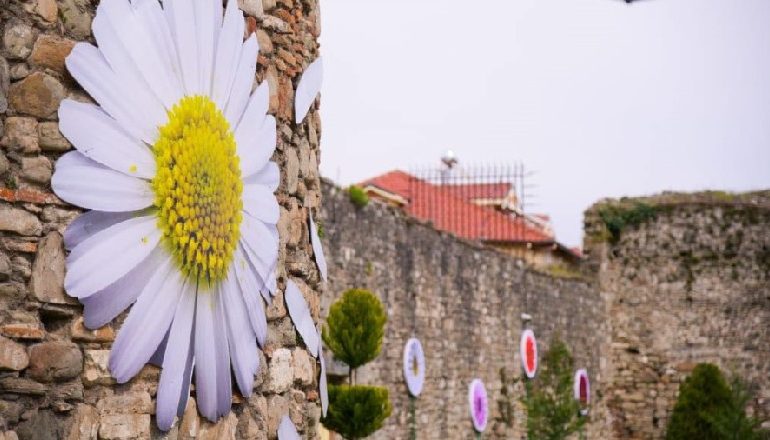 DITA E VERËS/ Në Elbasan, Dibër dhe Berat u ndezën zjarre që ‘ndihmojnë diellin për të larguar dimrin’