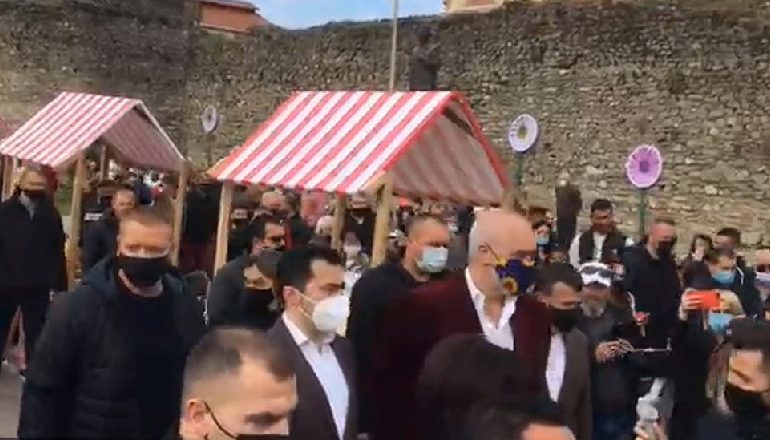 “14 MARSI”/ Rama mbërrin në Elbasan, viziton stendat e vendosura në shesh nga bashkia