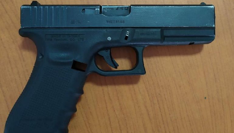 QARKULLONTE ME ARMË ZJARRI NË ZONËN E LAPRAKËS/ Arrestohet 20-vjeçari libanez