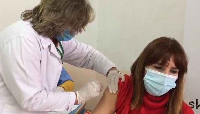 MARRIN DOZËN E PARË TË VAKSINËS ASTRAZENECA/ Nis sot vaksinimi i mësuesve në Berat