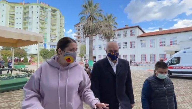 “SHËNDETI MË I RËNDËSISHËM…”/ Rama nga Fieri: Turpi t’u mbetet atyre që mbledhin njerëz duke ngritur 2 gishtat lart mbi makinë