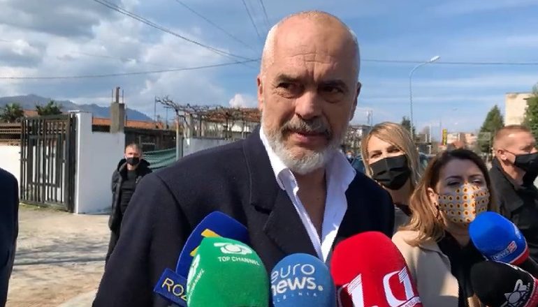 PROCESI I VAKSINIMIT NË SHKODËR/ Rama: Mitingjet e Bashës? “Dasmorë” me 2 gishta që krijojnë vatra infektimi
