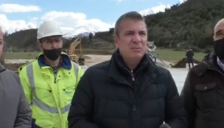 INSPEKTON PUNIMET E RRUGËS SË LUMIT TË VLORËS/ Gjiknuri: Shtrati i rrugës po merr formë edhe në lotin e fundit