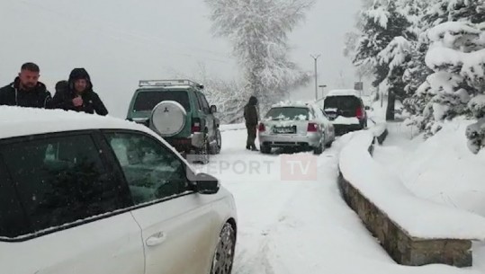 DËBORË NË KORÇË/ Bllokohen 5 automjete në majën e Bigellit në Dardhë (VIDEO)
