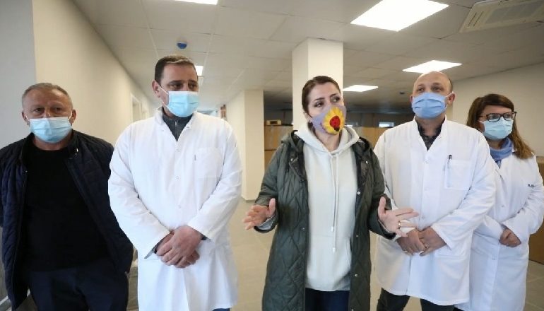 NË SPITALIN E URGJENCËS SË KUKËSIT/ Manastirliu: Shumë shpejt do të vihet në punë. Mbi 10 mijë arsimtar të vaksinuar