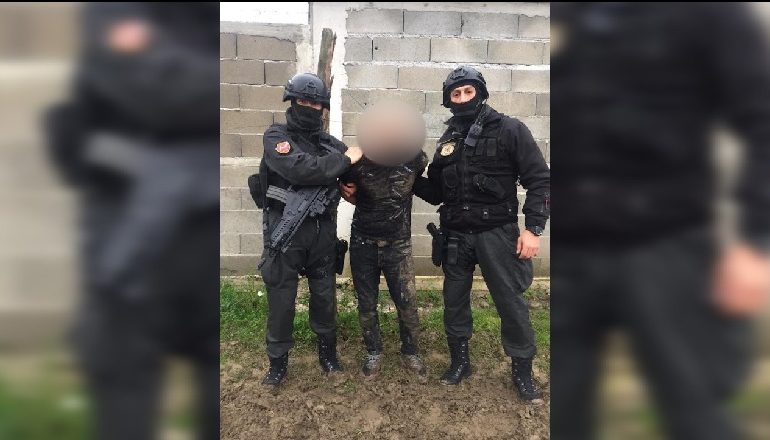 EKZEKUTIMI I KASTRATAT/ Policia jep detaje: Kur u rrethua nga efektivët AUTORI tentoi të fshehë pistoletën në…