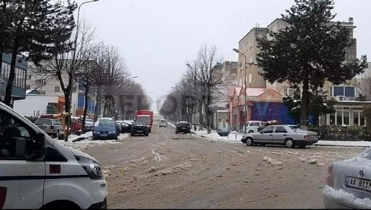 DËBORË NË KUKËS/ Rrugët rurale të kalueshme me zinxhirë, në disa zona mungon…