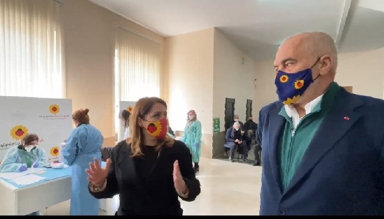 VIJON VAKSINIMI I MËSUESVE/ Manastirliu: Janë vaksinuar në total 12 mijë mësues dhe pedagogë…