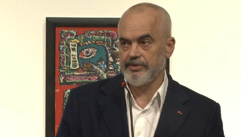 “88 DRITËHIJE DHE NGJYRA”/ Prezantohet për herë të parë ekspozita e piktorit Sali Shijaku, Rama: Pikë referimi të arteve pamore shqiptare