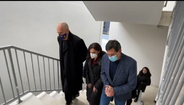 U DËMTUA NGA TËRMETI I NËNTORIT/ Rama në shkollën “Halit Çoka” në Kamëz: Nga 3D-ja e shumëpërqeshur është kthyer në një realitet…