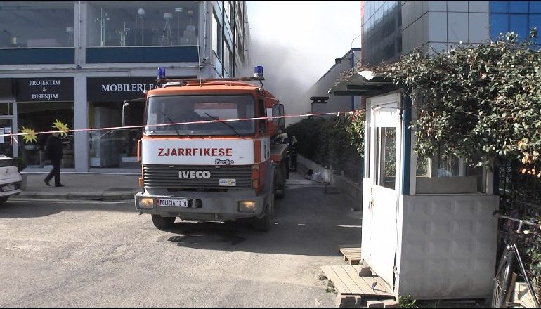 ZJARRI NË QENDRËN TREGTARE/ Flakët në momentin që 3 punonjësit po shkarkonin një kamion me rroba, 33-vjeçari shkoi…