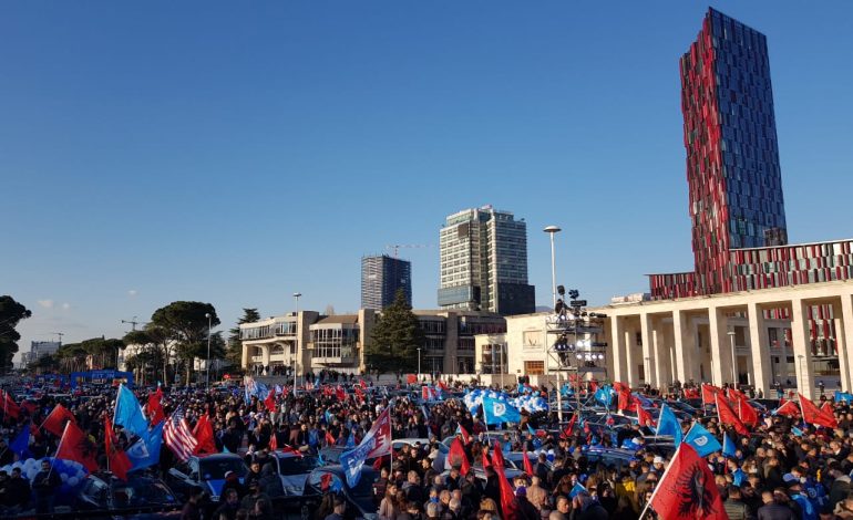 HAPET FUSHATA/ Bashës i del situata nga kontrolli, militantët me MAKINE mblidhen në…