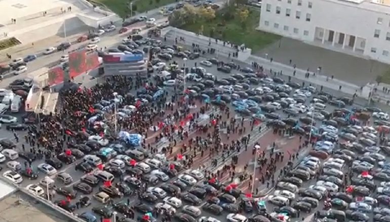 MITINGU I PD/ Erion Braçe: Luks dhe krim mbi shëndetin që vret qytetarët…
