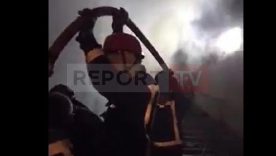 ZJARRI NË QENDRËN TREGTARE/ Shuhen flakët. Ende asnjë gjurmë të rojes Arjan Sala, vijonë kërkimet për gjetjen e tij (VIDEO)