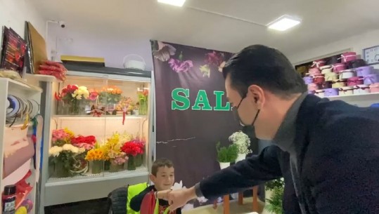IRONI ME VETEN/ Basha i jep leksione matematike 8-vjeçarit: Sa bëjnë 7×7? (VIDEO)
