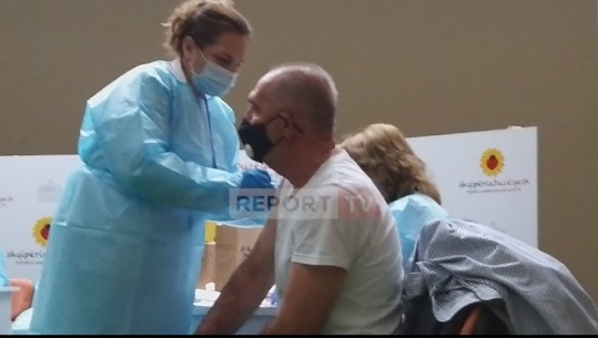 MBËRRIJNË NË KUKËS 208 MJEKË NGA KOSOVA/ Nis procesi i vaksinimit kundër COVID-19 (VIDEO)
