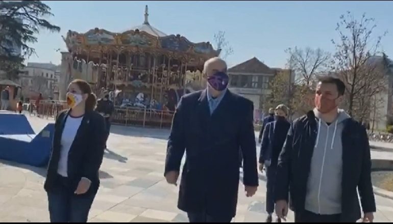LIVE/ Vaksinimi masiv, Rama mbërrin në sheshin “Skënderbej” (VIDEO)
