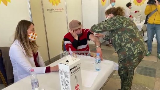 VAKSINIMI MASIV/ Mjekët e Forcave të Armatosura i bashkohen bluzave të bardha (VIDEO)