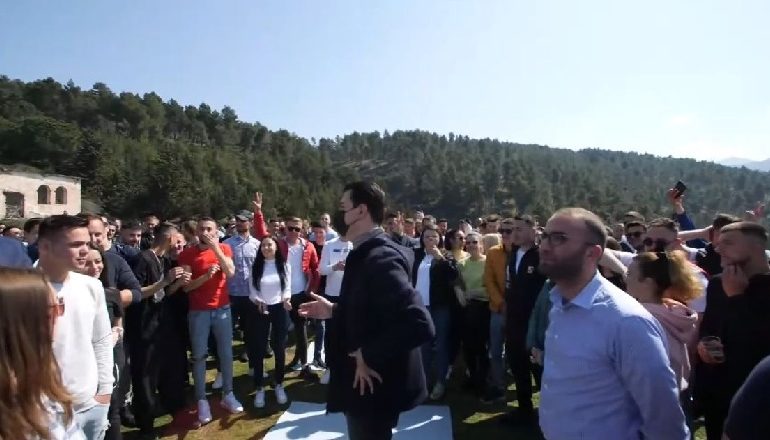 PA MASKA E PA DISTANCIM SOCIAL/ Basha mbledh dhjetëra të rinj në Elbasan. Shkel sërish masat anti-COVID