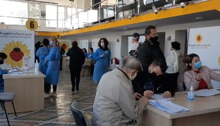 VAKSINIMI MASIV NË KORÇË/ 400 të moshuar marrin dozën e SINOVAC